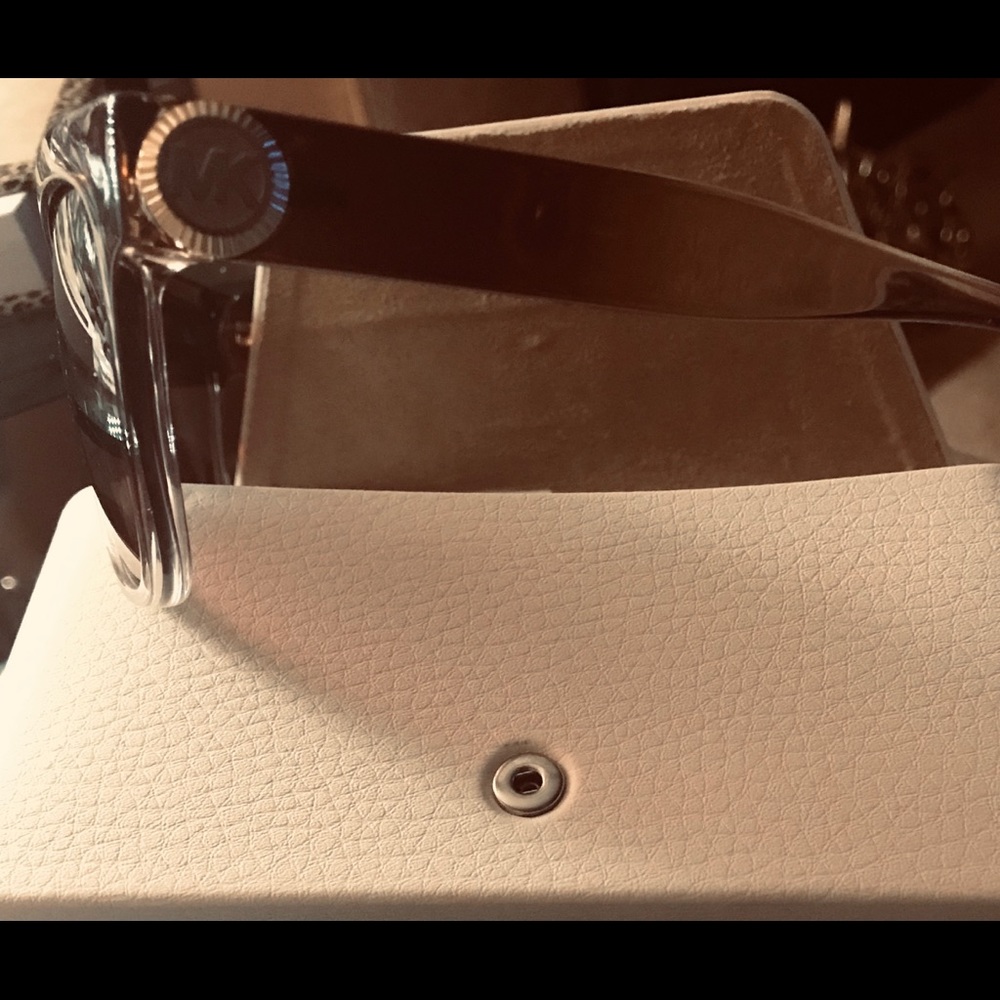 Michael Kors stylish sunglasses - Picture 5 of 8